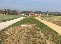 Eingeschüttete Spundwand mit Begleitwege, Abwinden-Dorf (Quelle: Land OÖ, Gerald Puchner)