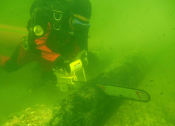 Taucher führen Arbeiten unter Wasser durch (Quelle: Josef Leidinger, Gemeinde Altmünster)