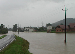 Jochlinger Landesstraße beim Hochwasser 2002 (Quelle: Gewässerbezirk Gmunden)