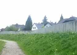 Hochwasserschutzmauer und Begleitweg (Quelle: Land OÖ, Gerald Puchner)