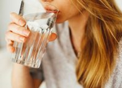Mädchen trinkt Wasser (Quelle: ÖVGW)