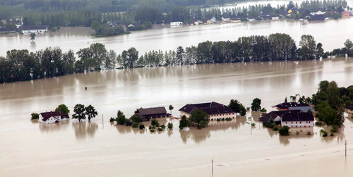 Überflutete Siedlung im Bereich des Eferdinger Beckens 2013