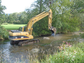 Materialräumung im Gewässer