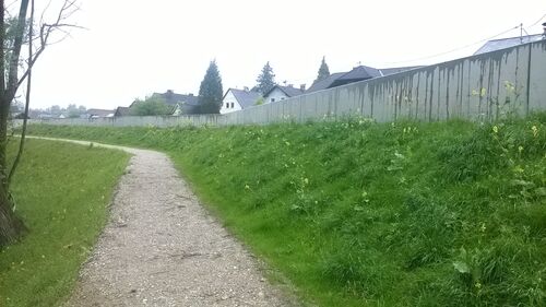 Hochwasserschutzmauer und Begleitweg