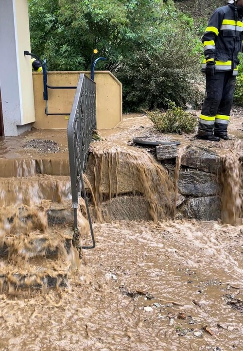 Hangwasser überschwemmt einen Gehweg mit Treppe Hangwasser überschwemmt einen Gehweg mit Treppe