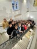 Gruppenfoto der Schüler und Pädagogen der LWBFS Burgkirchen mit Landtagspräsident Max Hiegelsberger, LAbg. Michael Nell, MBA, LAbg. Stefanie Hofmann und LAbg. Thomas Antlinger, B.Ed.Univ., im Stiegenhaus des Linzer Landhauses