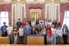 Gruppenfoto der Schülerinnen und Schüler der BAfEP Steyr mit Dritten Präsident Peter Binder, LAbg. Ing. Mag. Regina Aspalter und LAbg. Mag. Dr. Julia Bammer im Plenarsaal des Linzer Landhauses