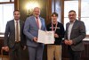 Schüler des BG/BRG/BORG Schärding BHAK/BHAS Bad Ischl mit Dritten Präsident Peter Binder, LAbg. Klaus Mühlbacher und LAbg. Mario Haas bei der Zertifikatsübergabe im Grünen Zimmer des Linzer Landhauses