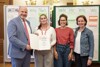 Schülerin der BAfEP Steyr mit Dritten Präsident Peter Binder, LAbg. Ing. Mag. Regina Aspalter und LAbg. Mag. Dr. Julia Bammer bei der Zertifikatsübergabe im Braunen Saal des Linzer Landhauses