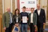Schüler und Pädagogin der HAK Lambach mit Landtagspräsident Max Hiegelsberger, LAbg. ÖkR Franz Graf und LAbg. Ines Vukajlovic, MSc BA, bei der Zertifikatsübergabe im Plenarsaal des Linzer Landhauses