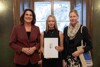 Schülerin und Pädagogin des BRG Solarcity Linz mit Zweiter Präsidentin Sabine Binder bei der Zertifikatsübergabe im Grünen Zimmer des Linzer Landhauses