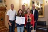 Schülerinnen und Pädagogen des ABZ Hagenberg mit Landtagsdirektor Dr. Wolfgang Steiner und LAbg. Bgm. Mag. Rudi Hemetsberger bei der Zertifikatsübergabe im Braunen Saal des Linzer Landhauses