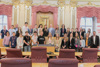 Gruppenfoto der Business Academy Linz-Auhof mit Landtagspräsident Max Hiegelsberger und den LAbg. Julia Bammer, Günther Lengauer und Mario Haas im Plenarsaal des Linzer Landhauses