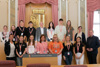 Gruppenfoto der HAK Lambach mit Landtagspräsident Max Hiegelsberger und den Landtagsabgeordneten Dagmar Häusler, Michael Nell und Ulrike Schwarz im Plenarsaal des Linzer Landhauses