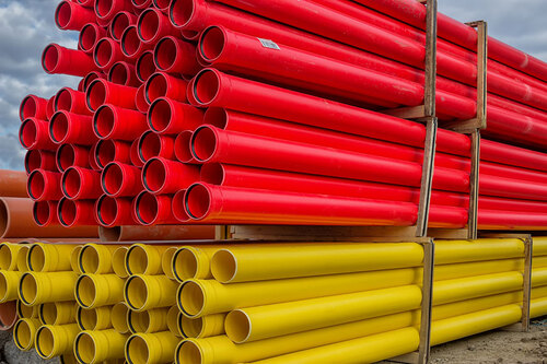 Rote und gelbe PVC Wasserrohre