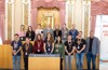 Gruppenfoto der HAK HLW Kirchdorf an der Krems mit Landtagspräsident Max Hiegelsberger und Landtagsabgeordneten Thomas Antlinger im Plenarsaal des Linzer Landhauses