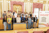 Gruppenfoto der Technology School HTBLA Andorf mit den Landtagsabgeordneten Dagmar Engl, Florian Grünberger und Peter Handlos und dem Landtagsdirektor Dr. Wolfgang Steiner im Plenarsaal des Linzer Landhauses