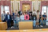 Gruppenfoto des Agrarbildungszentrums Lambach - Fachrichtung Pferdewirtschaft mit der Zweiten Landtagspräsidentin Sabine Binder und den Landtagsabgeordneten Michael Gruber, Klaus Mühlbachler und Ines Vukajlović im Plenarsaal des Linzer Landhauses 