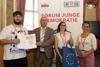 Schüler und Pädagoginnen des BG BRG Enns mit einem Vertreter der Oö. Landtagsdirektion bei der Zertifikatsübergabe im Plenarsaal des Linzer Landhauses
