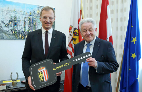 Dr. Josef Pühringer übergibt einen symbolischen Schlüssel für sein Büro an Landeshauptmann Mag. Thomas Stelzer