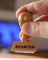 Stempel mit Aufschrift 'Beamter' (Foto: Wodicka/Bilderbox)