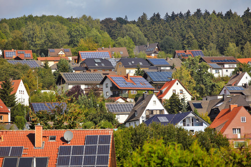 Häusersiedlung mit mehreren Solaranlagen
