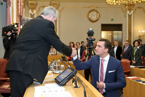 Gerald Weilbuchner wird von Erstem Präsidenten des Oö. Landtags Viktor Sigl als Landtagsabgeordneter angelobt 