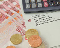 Lohnzettel mit Taschenrechner und Euroscheinen (Foto: Tobif82/Fotolia.com)
