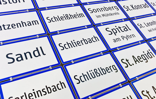 Mehrere, aneinandergereihte Ortstafeln von oberösterreichischen Gemeinden