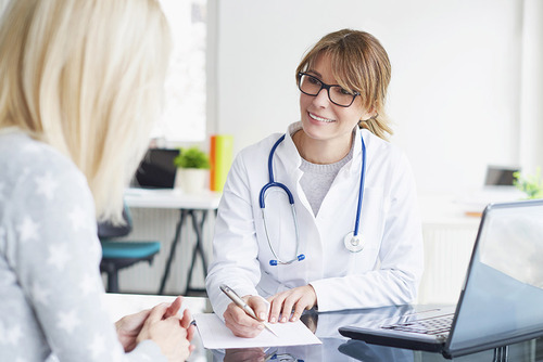 Ärztin im Gespräch mit einer Patientin