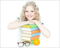 Freundliche Schülerin mit einigen Büchern und Brille (Foto: Iuliia Metkalova/Fotolia.com)