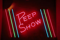 Schriftzug Peep-Show (Foto: Wodicka/Bilderbox)