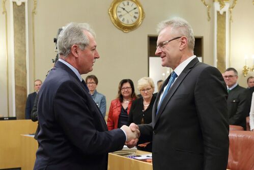 Landtagspräsident KommR Viktor Sigl gratuliert dem neuen Landtagsabgeordneten Ferdinand Tiefnig.