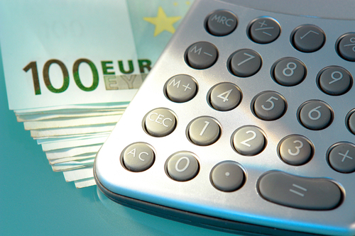 Taschenrechner mit 100 Euro-Scheine 