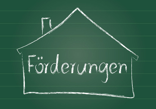 Auf einer grünen Tafel ist ein aus weißer Kreide gezeichnetes Haus mit der Aufschrift 'Förderungen'