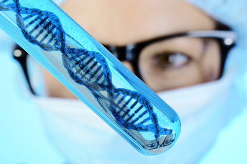 Wissenschaftlerin hält ein Reagenzglas mit einer DNA in der Hand