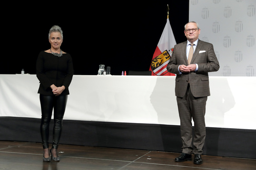 Landtagsabgeordnete Dors Margreiter nach ihrer Angelobung mit Präsident Wolfgang Stanek 	