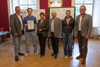 Schülerinnen, Schüler und Pädagogin des Gymnasiums Werndlpark Steyr, Klasse 6B, mit Landtagspräsident Max Hiegelsberger, LAbg. Bgm. Mag. Günther Lengauer, LAbg. Peter Handlos und LAbg. Mag. Dagmar Engl bei der Zertifikatsübergabe im Elisabethzimmer des Linzer Landhauses