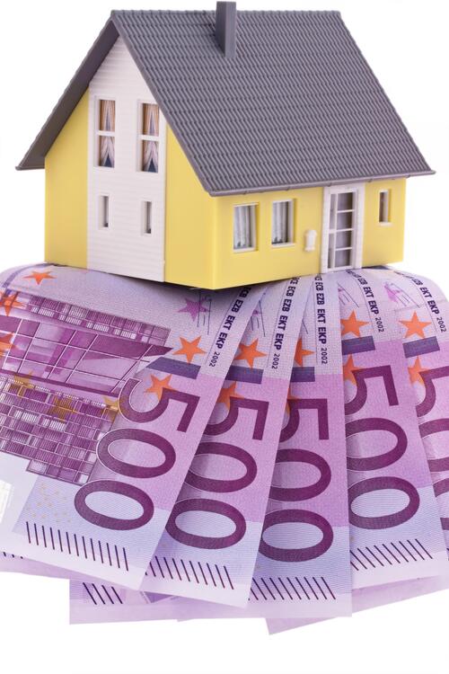Viele Euro-Geldscheine mit Haus