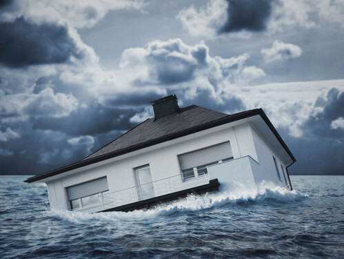 weißes Haus im Hochwasser