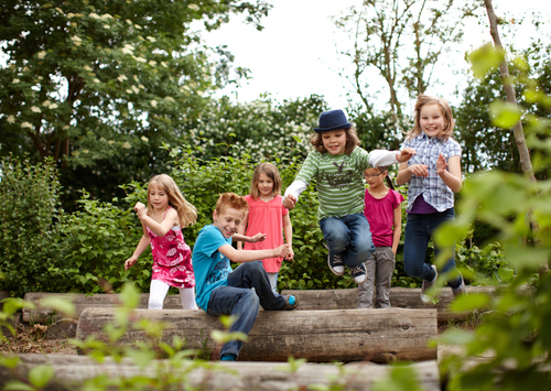 Eine Gruppe fröhlicher Kinder