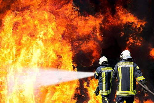 Zwei Feuerwehrleute bei einem Brandeinsatz