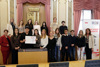  Gruppenfoto der Schülerinnen, Schüler und Pädagogin des Akademischen Gymnasiums Linz, Klasse 8a, mit der zweiten Präsidentin des Oö. Landtags Sabine Binder und der Landtagsabgeordneten Mag. Dagmar Engl im Plenarsaal des Linzer Landhauses 