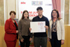 Schülerin und Schüler des Akademischen Gymnasiums Linz, Klasse 8a, mit der zweiten Präsidentin des Oö. Landtags Sabine Binder und der Landtagsabgeordneten Mag. Dagmar Engl bei der Zertifikatsübergabe im Plenarsaal des Linzer Landhauses 