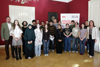 Gruppenfoto der Schülerinnen, Schüler und Pädagogen des Akademischen Gymnasiums Linz, Klasse 8b, mit der zweiten Präsidentin des Oö. Landtags Sabine Binder und dem Landtagsabgeordneten Thomas Antlinger, B.Ed.Univ., im Elisabethzimmer des Linzer Landhauses 