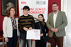 Schülerin und Schüler des Akademischen Gymnasiums Linz, Klasse 8b, mit der zweiten Präsidentin des Oö. Landtags Sabine Binder und dem Landtagsabgeordneten Thomas Antlinger, B.Ed.Univ., bei der Zertifikatsübergabe im Elisabethzimmer des Linzer Landhauses 