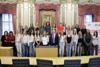 Gruppenfoto der Schülerinnen, Schüler und Pädagoginnen der Berufsbildenden Schulen Rohrbach mit dem Präsidenten des Oö. Landtags Max Hiegelsberger und den Landtagsabgeordneten Stefanie Hofmann und Renate Heitz im Plenarsaal des Linzer Landhauses 