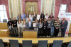 Gruppenfoto der Schülerinnen, Schüler und Pädagogen des BG Vöcklabruck mit dem Präsidenten des Oö. Landtags Max Hiegelsberger und dem Dritten Präsidenten des Oö. Landtags Peter Binder im Plenarsaal des Linzer Landhauses 