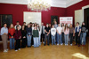 Gruppenfoto der Schülerinnen, Schüler und Pädagogen der BHAK Traun mit dem Dritten Präsidenten des Oö. Landtags Peter Binder, den Landtagsabgeordneten Mag. Helena Kirchmayr-Felbermaier, Brigitte Huber-Reiter und Klubobmann Manuel Krautgartner im Elisabethzimmer des Linzer Landhauses 