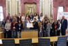 Gruppenfoto der Schülerinnen und Pädagoginnen des BORG Ried im Innkreis, Klasse 6 DNW, mit dem Dritten Präsidenten des Oö. Landtags Peter Binder und den Landtagsabgeordneten Anne-Sophie Bauer, Mag. Tobias Höglinger und Mag. Astrid Zehetmair im Plenarsaal des Linzer Landhauses 